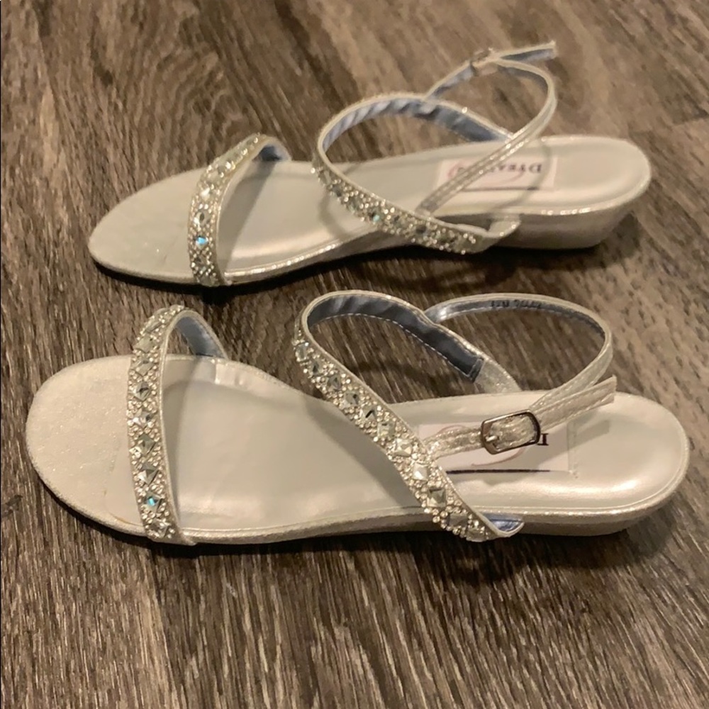 Dyeables Silver shimmer strappy wedge size 6.5